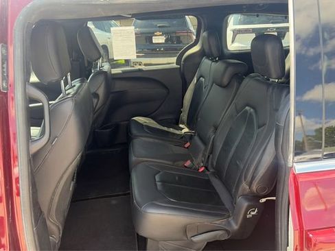 Used 2020 Chrysler Pacifica Touring-L FWD image 10