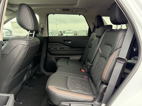 New 2026 Nissan Pathfinder Platinum FWD image 15
