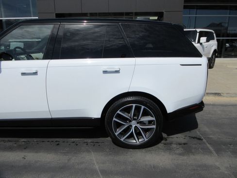 Used 2025 Land Rover Range Rover SE AWD/4WD image 4