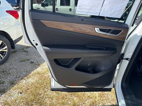 Used 2025 Volkswagen Atlas SE AWD/4WD image 18