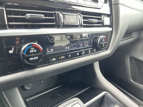Used 2024 Nissan Pathfinder SL FWD image 11