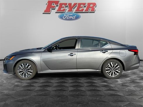 Used 2024 Nissan Altima 2.5 SV image 2