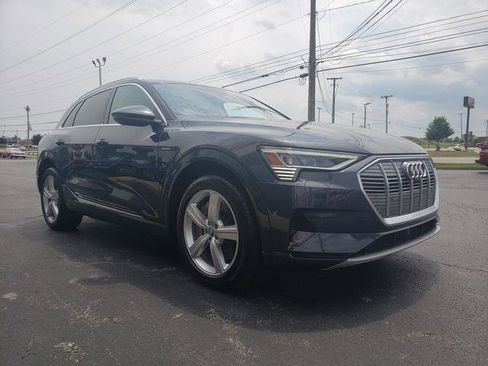 Used 2019 Audi e-tron Prestige w/ Prestige Package image 4