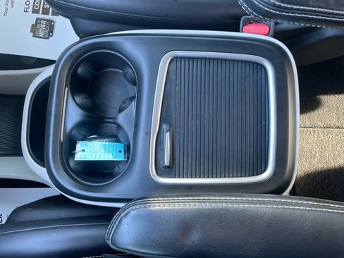 Used 2023 Chrysler Pacifica Touring-L FWD image 17