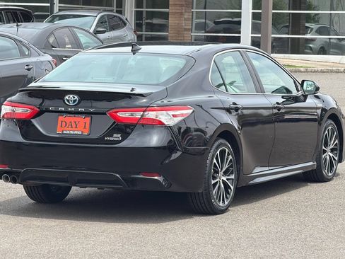 Used 2020 Toyota Camry SE w/ Sunroof Package FWD image 5