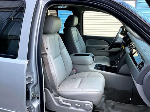 Used 2010 Chevrolet Suburban LT image 8