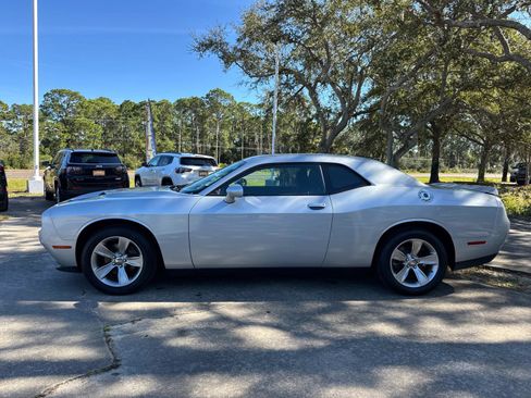 Used 2019 Dodge Challenger SXT image 6