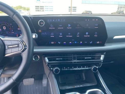 Used 2025 Chevrolet Traverse LT w/ Midnight/Sport Edition FWD image 12