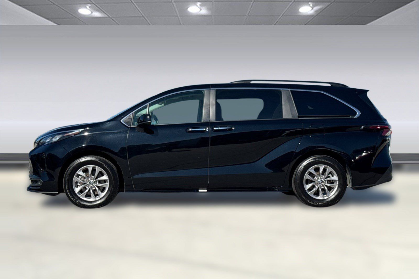 Used 2026 Toyota Sienna XLE FWD image 2