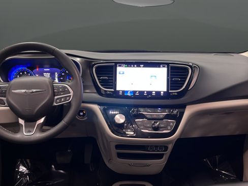 Used 2024 Chrysler Pacifica Touring-L FWD image 11