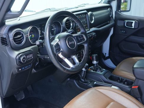 Used 2022 Jeep Wrangler Unlimited Sahara w/ Cold Weather Group AWD/4WD image 15