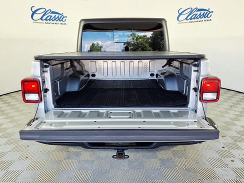 Used 2023 Jeep Gladiator Sport AWD/4WD image 5