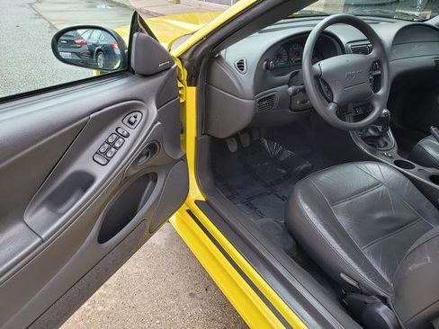 Used 2001 Ford Mustang Convertible image 11