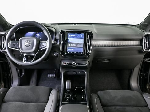 Certified 2025 Volvo XC40 B5 Plus image 19