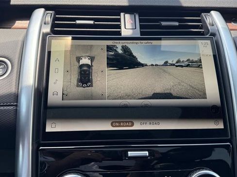 Used 2024 Land Rover Discovery Dynamic SE AWD/4WD image 32