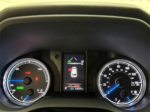 Used 2021 Toyota Venza LE image 12