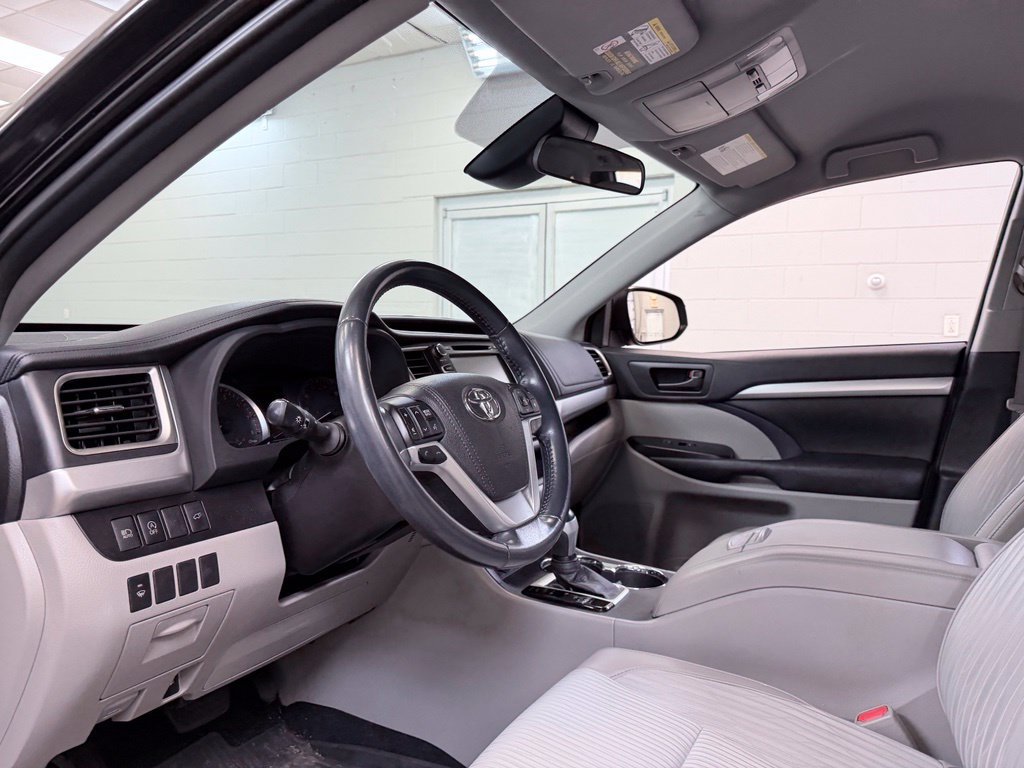 Used 2018 Toyota Highlander Plus AWD/4WD image 14