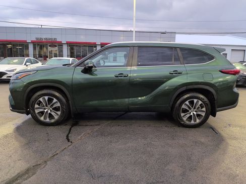 Used 2023 Toyota Highlander XLE image 2