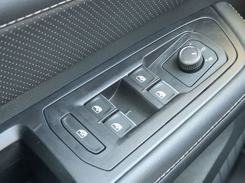 Used 2025 Volkswagen Atlas SE image 24