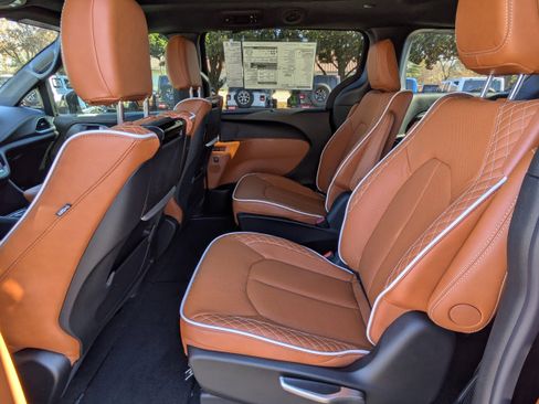 New 2026 Chrysler Pacifica Pinnacle image 15