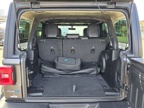 Used 2022 Jeep Wrangler Unlimited Sahara AWD/4WD image 13