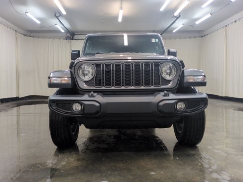 Used 2025 Jeep Gladiator Nighthawk image 10