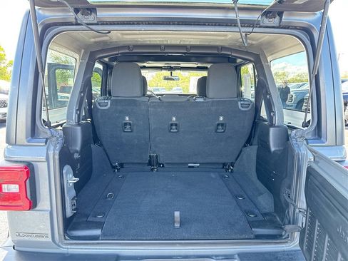Used 2018 Jeep Wrangler Unlimited Sahara image 23