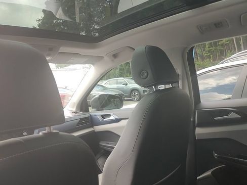 Used 2023 Volkswagen Taos SE w/ Panoramic Sunroof Package FWD image 9