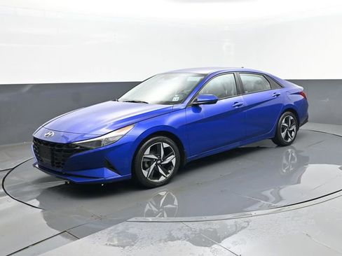 Used 2023 Hyundai Elantra SEL w/ Convenience Package FWD image 2