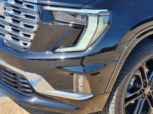 Used 2025 GMC Acadia Denali w/ LPO, Floor Liner Package FWD image 28