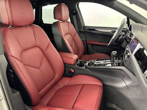 Certified 2025 Porsche Macan image 30
