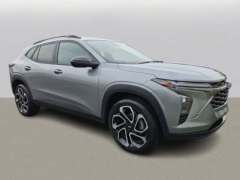 Used 2025 Chevrolet Trax RS image 3