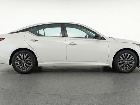 Used 2025 Nissan Altima 2.5 SV image 11