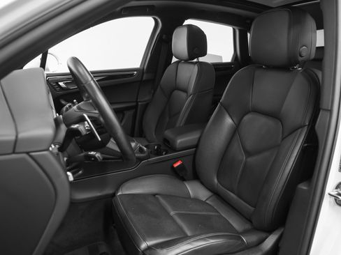 Certified 2024 Porsche Macan image 42