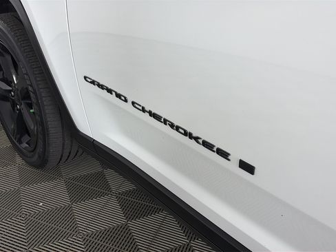 Used 2023 Jeep Grand Cherokee 4WD 4xe w/ Luxury Tech Group II image 17