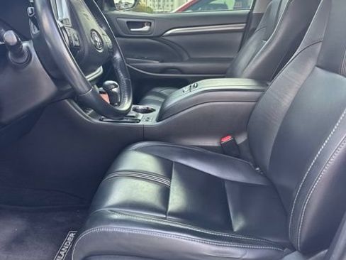 Used 2017 Toyota Highlander SE AWD/4WD image 9