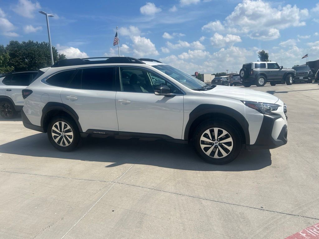 Used 2025 Subaru Outback Premium AWD/4WD image 2