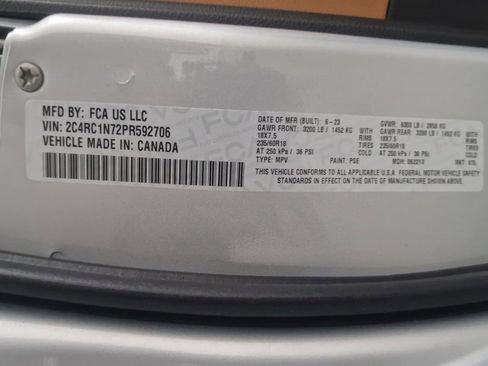 Used 2023 Chrysler Pacifica Pinnacle FWD image 11