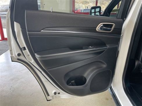 Used 2017 Jeep Grand Cherokee Limited image 17