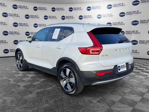 Used 2021 Volvo XC40 T5 Momentum image 3