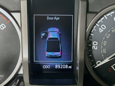 Used 2016 Toyota Tacoma SR5 w/ SR5 Appearance Package (SN) image 17