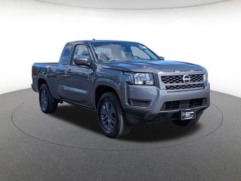 Used 2025 Nissan Frontier SV image 3