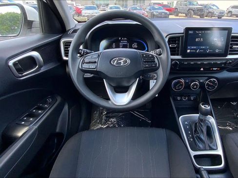 Used 2025 Hyundai Venue SE FWD image 6