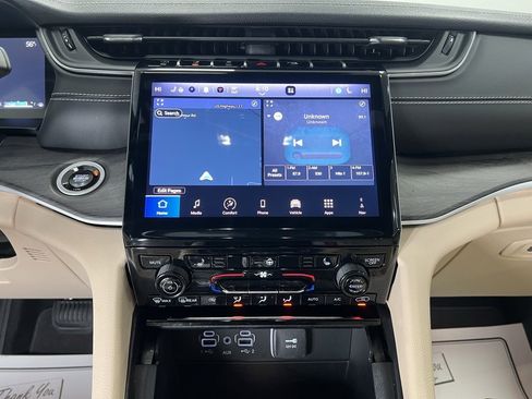 Used 2024 Jeep Grand Cherokee Limited image 12