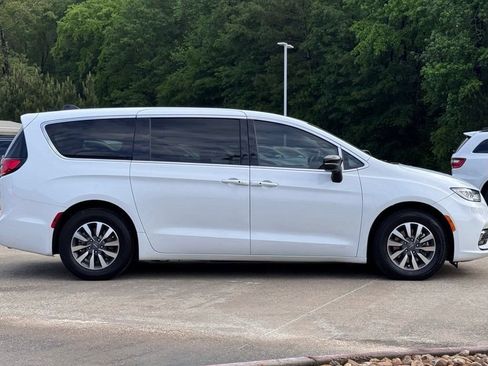 Used 2024 Chrysler Pacifica Limited FWD image 11