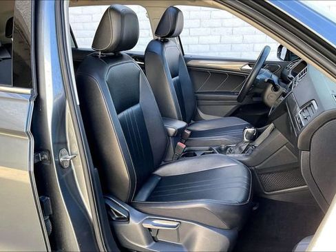 Used 2022 Volkswagen Tiguan SE w/ Panoramic Sunroof Package image 6