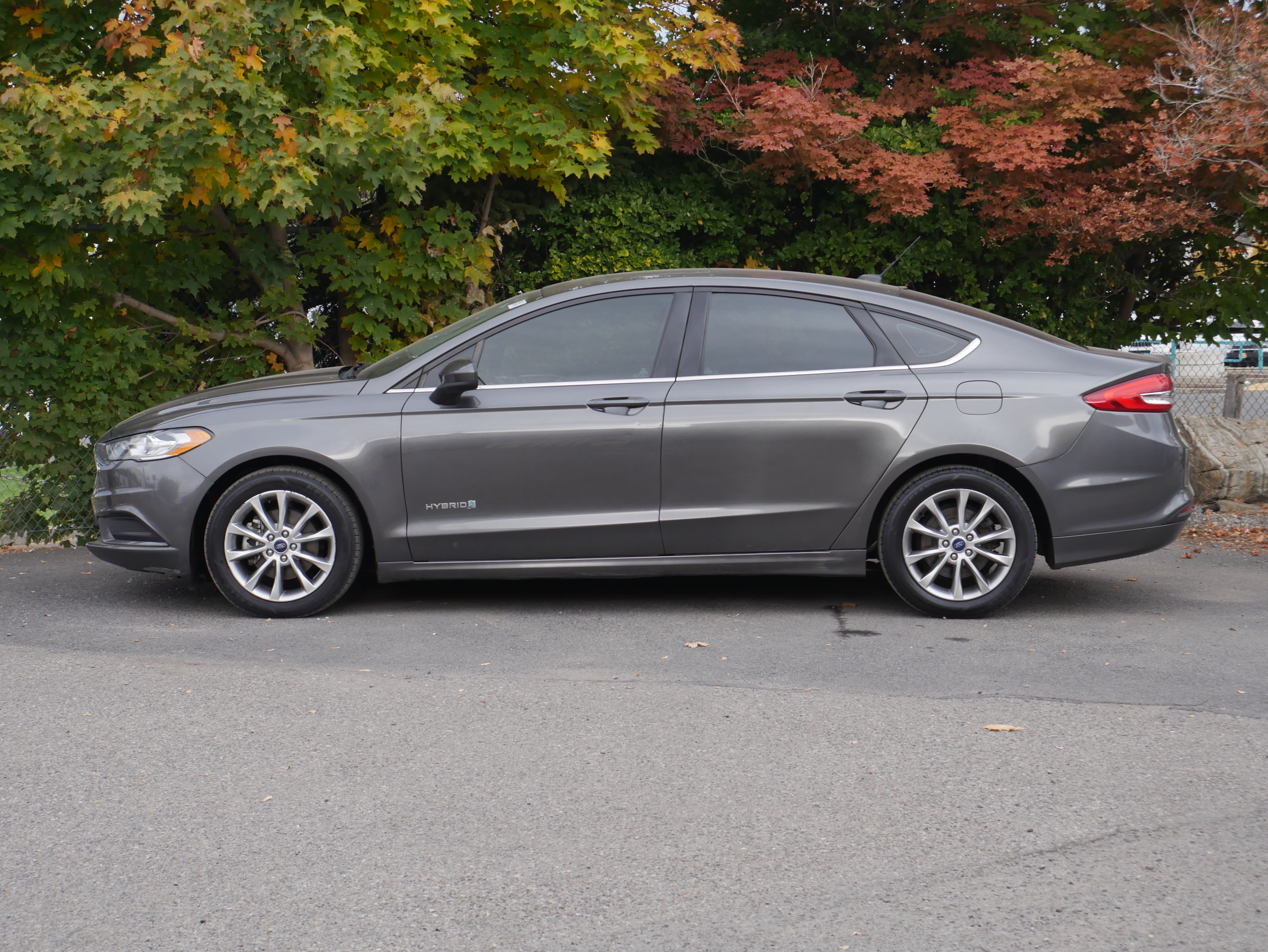 Used 2017 Ford Fusion SE FWD image 13