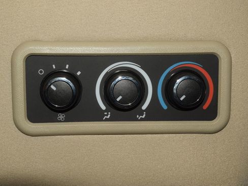 Used 2025 Chevrolet Express 3500 LT w/ LT Preferred Equipment Group RWD image 38