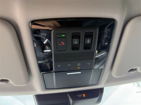 New 2025 Mitsubishi Outlander SE image 24