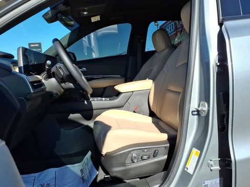 Used 2025 Cadillac XT4 Premium Luxury w/ Technology Package image 12